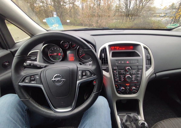 Opel Astra cena 24999 przebieg: 118000, rok produkcji 2011 z Puszczykowo małe 191